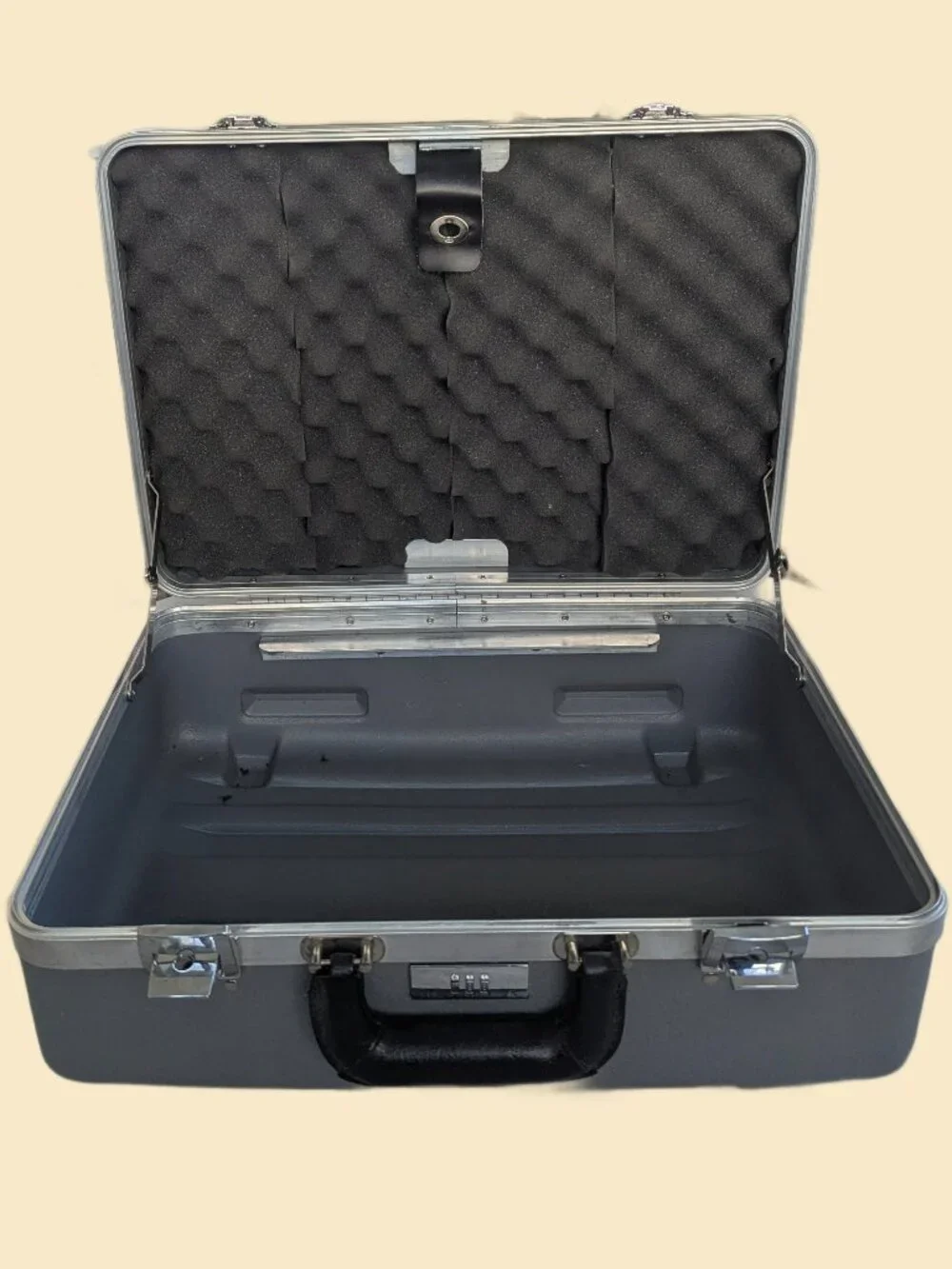 Vintage Hardshell - Combo Lock case - with inside padding